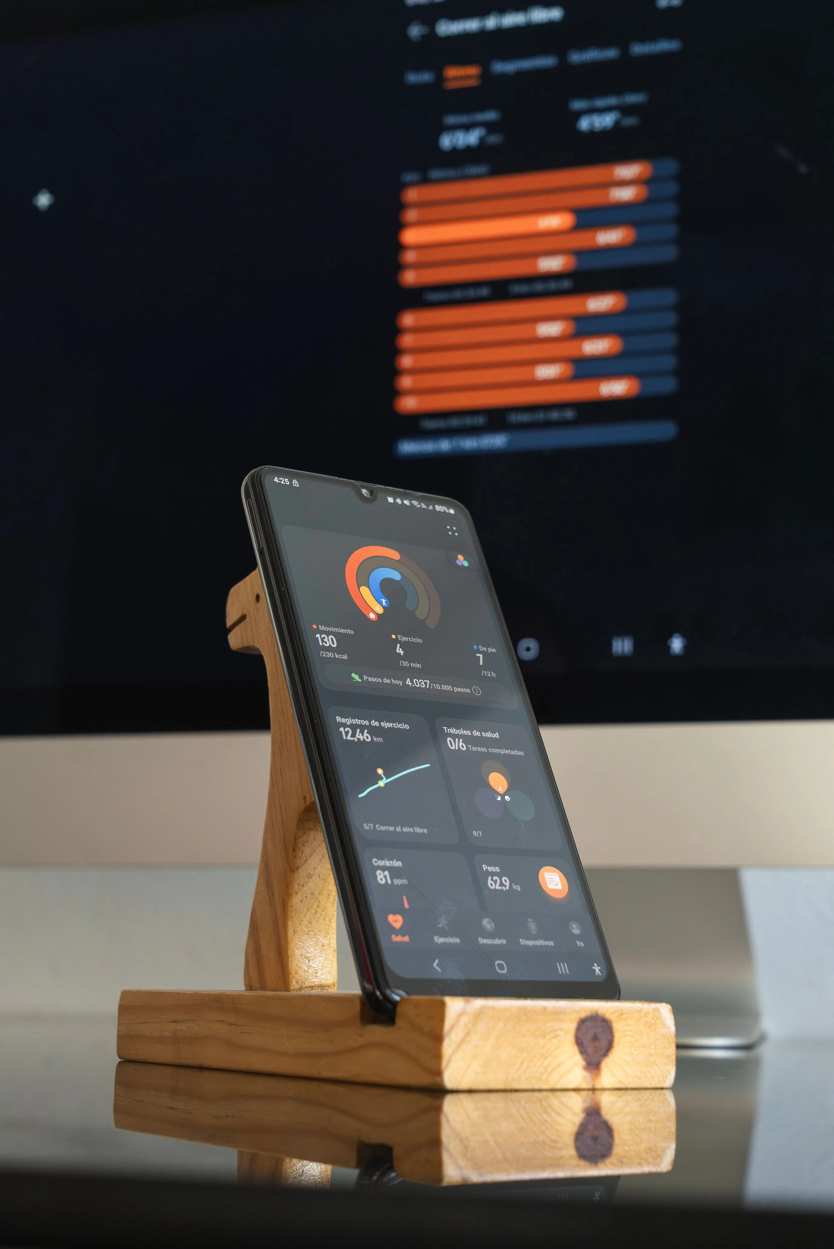 Teléfono con un tablero de monitoreo frente a un monitor